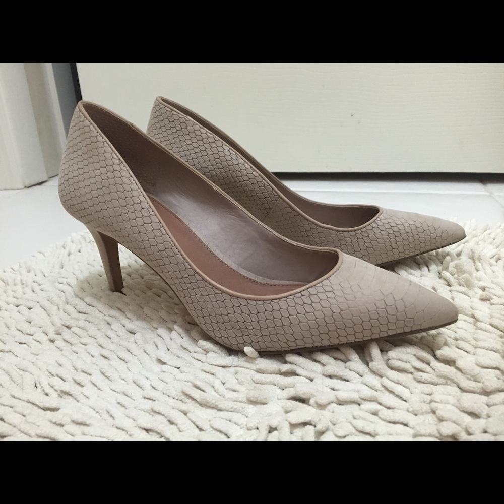 Vine Camuto snake embossed pump